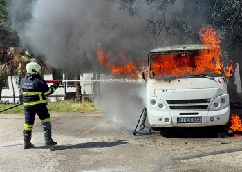 Burhaniye’de saman yangını 4 saat de söndürüldü