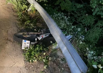 Yük asansörü minibüsün üzerine böyle devrildi