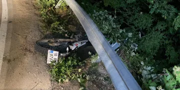 Yük asansörü minibüsün üzerine böyle devrildi