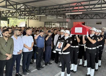 Kalp krizi sonucu hayatını kaybeden polis memuru son yolculuğuna uğurlandı