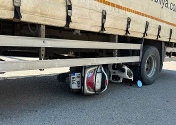 Bursa’da sarp arazide mahsur kalan 2 genç halatla kurtarıldı
