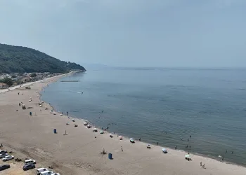 Halk otobüsü tali yoldan çıkan otomobille çarpıştı