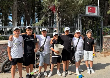 Küçük yüreklerden büyük vefa: Şehitliği temizleyip güllerle donattılar