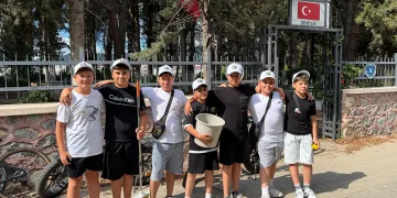Küçük yüreklerden büyük vefa: Şehitliği temizleyip güllerle donattılar