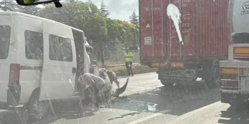 Hakkâri’de çöp sıkıştırma kamyonu yandı