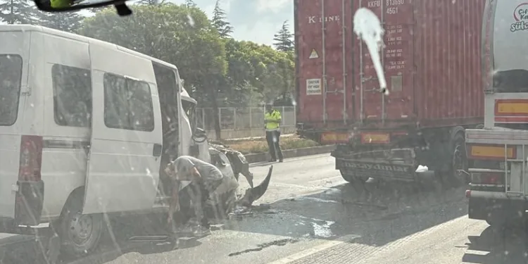 Hakkâri’de çöp sıkıştırma kamyonu yandı