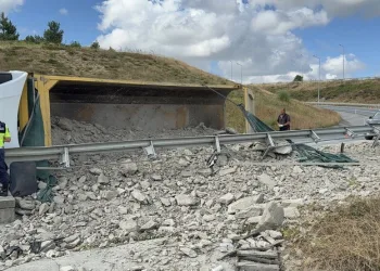 Hakkâri’de çöp sıkıştırma kamyonu yandı