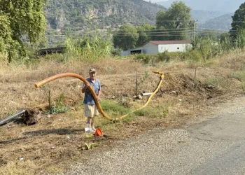 Hakkâri’de çöp sıkıştırma kamyonu yandı
