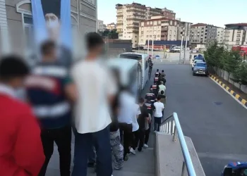 Hakkâri’de çöp sıkıştırma kamyonu yandı