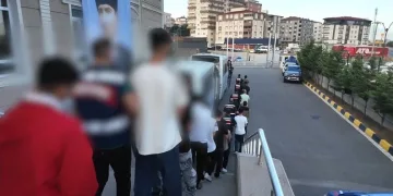 Hakkâri’de çöp sıkıştırma kamyonu yandı