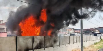 Hakkâri’de çöp sıkıştırma kamyonu yandı