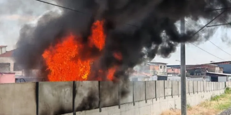 Hakkâri’de çöp sıkıştırma kamyonu yandı