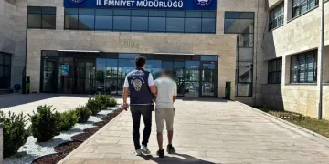 Hakkâri’de çöp sıkıştırma kamyonu yandı