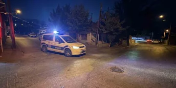 Batman’da yaramaz kedi kafasını tenekeye sıkıştırdı, itfaiye kurtardı