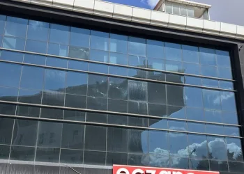 Batman’da yaramaz kedi kafasını tenekeye sıkıştırdı, itfaiye kurtardı