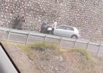 Batman’da yaramaz kedi kafasını tenekeye sıkıştırdı, itfaiye kurtardı