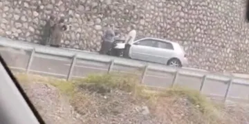 Batman’da yaramaz kedi kafasını tenekeye sıkıştırdı, itfaiye kurtardı