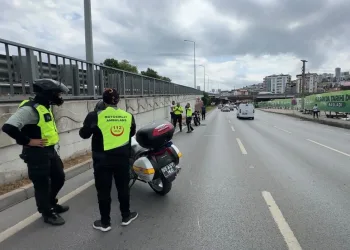Samsun’da devrilen motosikletteki 2 kişi yaralandı