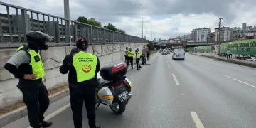 Samsun’da devrilen motosikletteki 2 kişi yaralandı