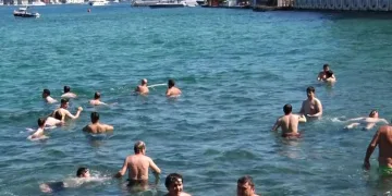 İstanbul’da termometreler 36 dereceyi gösterdi: Sıcaktan bunalan vatandaşlar sahillere akın etti