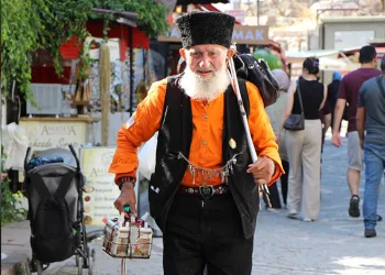 Kalpaklı asırlık çınar Amasya’nın son esansçısı