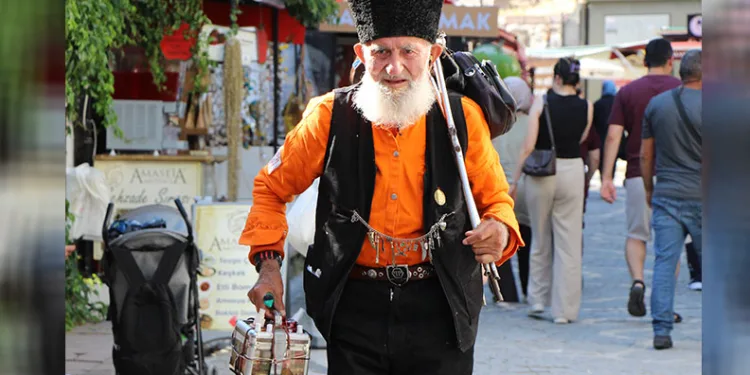 Kalpaklı asırlık çınar Amasya’nın son esansçısı