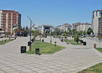 Elazığ’da kavurucu sıcaklardan dolayı cadde ve sokaklar boş kaldı