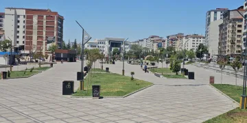 Elazığ’da kavurucu sıcaklardan dolayı cadde ve sokaklar boş kaldı