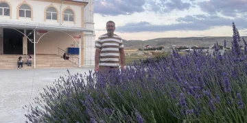 Lavantalar cami bahçesini renklendirdi