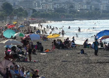 Samsun’da hava sıcaklığı arttı, vatandaşlar denize akın etti