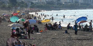 Samsun’da hava sıcaklığı arttı, vatandaşlar denize akın etti