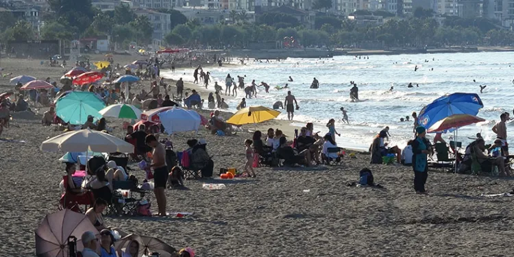 Samsun’da hava sıcaklığı arttı, vatandaşlar denize akın etti