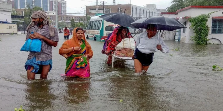Hindistan’da muson yağışları hayatı felç etti