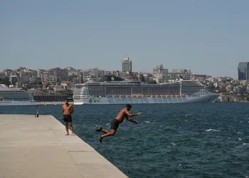İstanbul’da sıcak hava bunalttı: Kimi denizde serinledi kimi gölgelik alanda dinlendi
