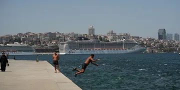 İstanbul’da sıcak hava bunalttı: Kimi denizde serinledi kimi gölgelik alanda dinlendi