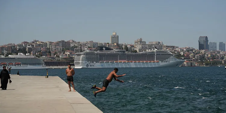 İstanbul’da sıcak hava bunalttı: Kimi denizde serinledi kimi gölgelik alanda dinlendi