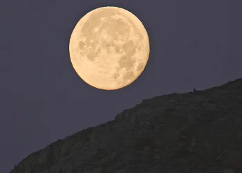 Bitlis’te dolunay batarken güneş doğdu