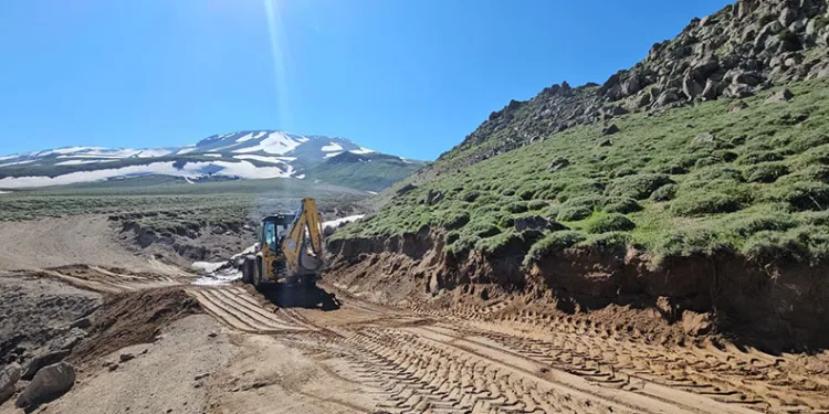 Aydınlar’da dağcılara büyük kolaylık: Süphan Dağı’nda yol açma çalışması