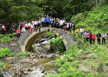 Doğaseverler Akın Etti: Tarihi taş patikalarda Santa yürüyüşü