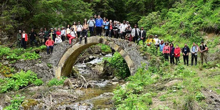 Doğaseverler Akın Etti: Tarihi taş patikalarda Santa yürüyüşü