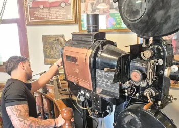 Halen çalışır vaziyetteki 98 yıllık tarihi sinema makinesi Eskişehir’de sergileniyor