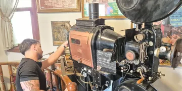 Halen çalışır vaziyetteki 98 yıllık tarihi sinema makinesi Eskişehir’de sergileniyor