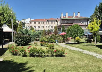 Eskişehir’in en eski çarşısı Çukur Çarşı zamana direniyor