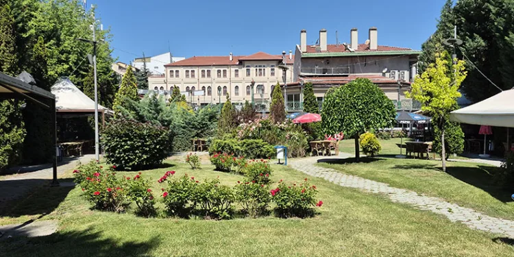 Eskişehir’in en eski çarşısı Çukur Çarşı zamana direniyor