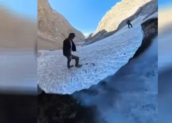 Karagöl Şelalesi’nin buzla buluşan manzarası hayran bıraktı
