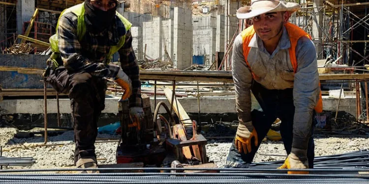 Deprem kentini kavurucu sıcaklara rağmen yeniden inşa ediyorlar