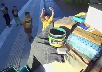 Büfe kapalı olunca aldıkları suyun parasını kameraya gösterip bıraktılar