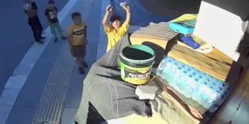Büfe kapalı olunca aldıkları suyun parasını kameraya gösterip bıraktılar