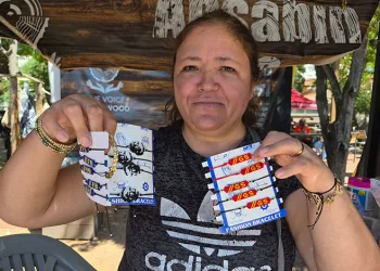 Evde oturmak yerine boncuklara hayat veriyor