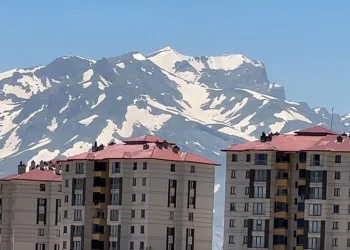 Yüksekova’nın heybetli Cilo Dağı 12 ay boyunca kar yığınlarını barındırıyor